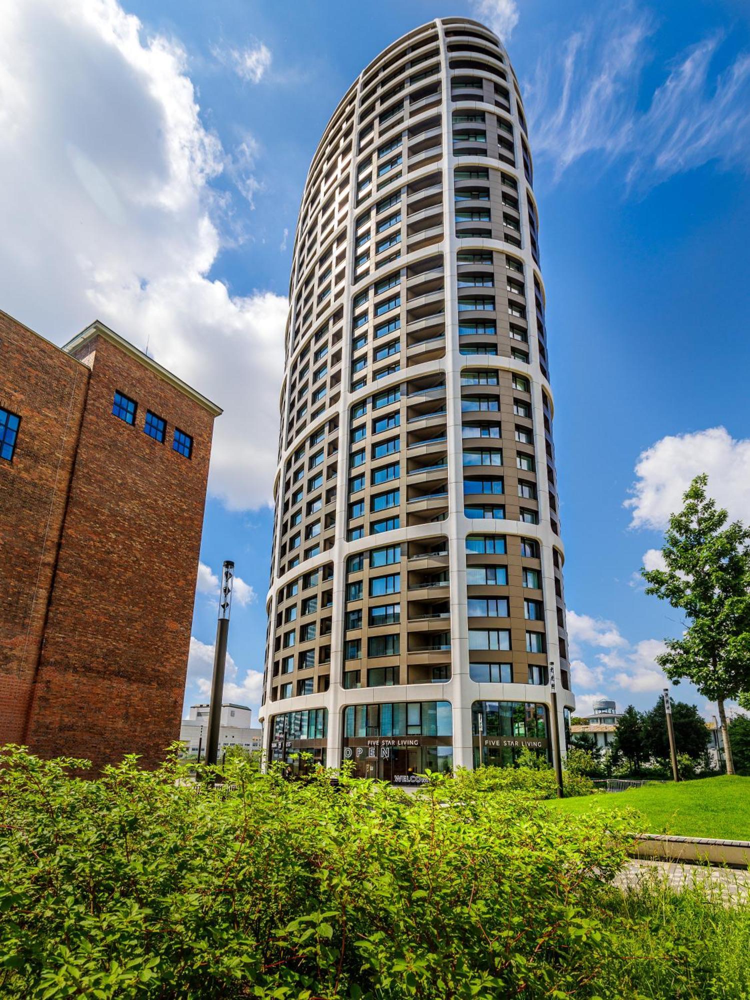 Sky Park 1 - Luxurious #Instaworthy Apartment In Downtown City Center With Included Parking, Best Address In Town Bratislava Eksteriør billede